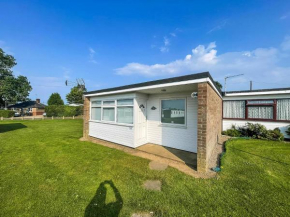 Beautiful Chalet In The Seaside Village Of Scratby, Norfolk Ref 51054S